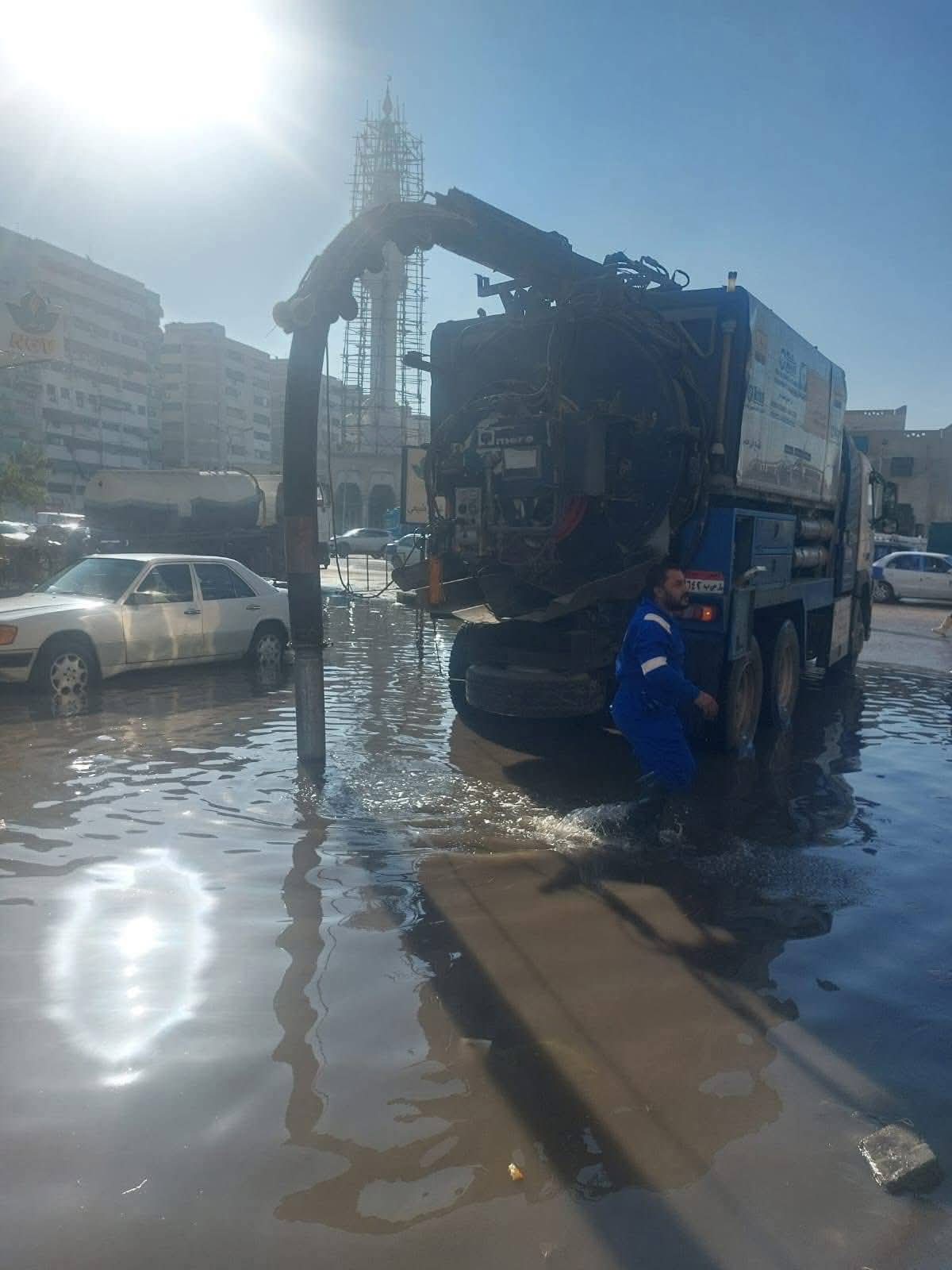 استمرار جهود رفع تجمعات مياه الأمطار في بورسعيد (صور)