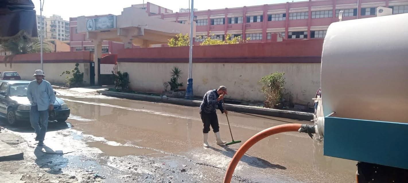 استمرار جهود رفع تجمعات مياه الأمطار في بورسعيد (صور)