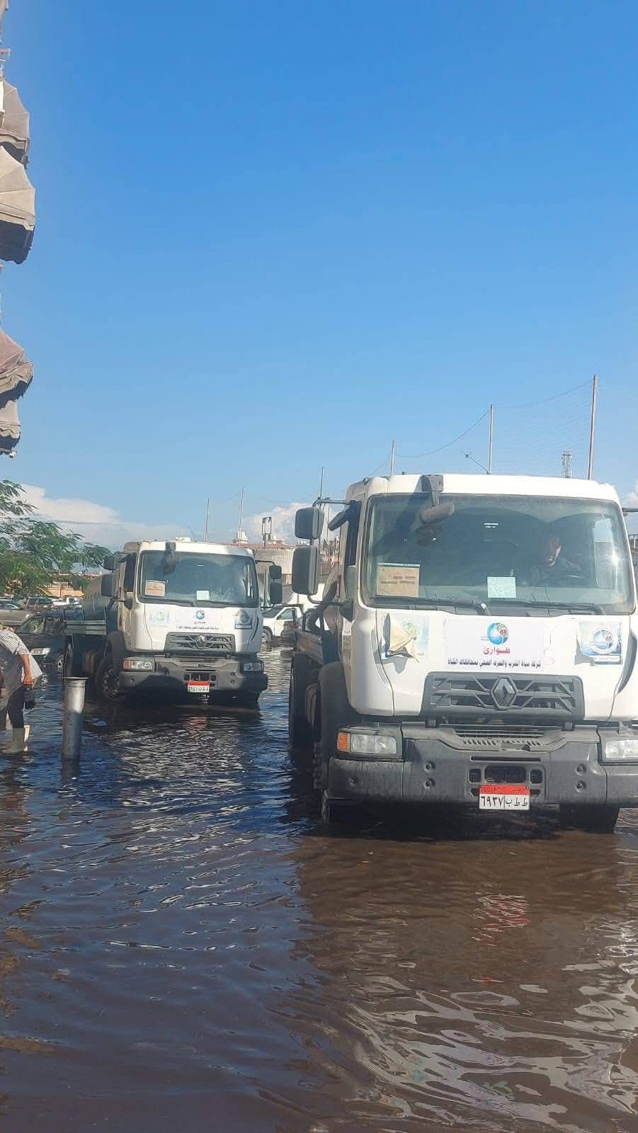 استمرار جهود رفع تجمعات مياه الأمطار في بورسعيد (صور)