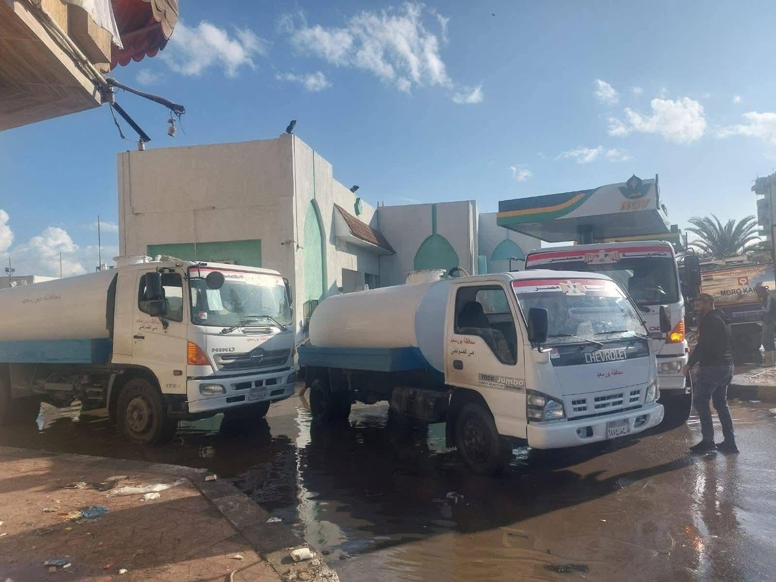 استمرار جهود رفع تجمعات مياه الأمطار في بورسعيد (صور)