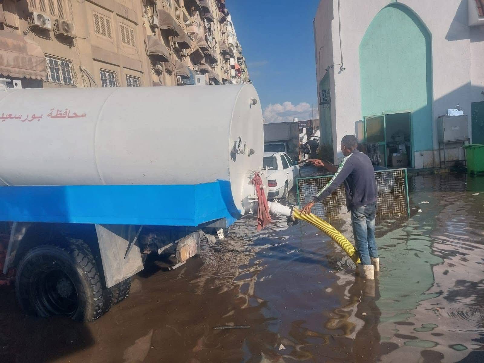 استمرار جهود رفع تجمعات مياه الأمطار في بورسعيد (صور)