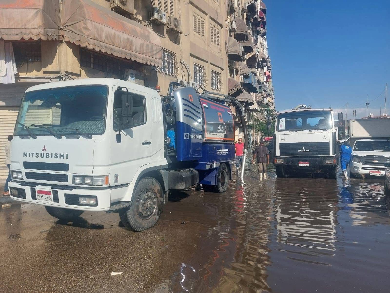 استمرار جهود رفع تجمعات مياه الأمطار في بورسعيد (صور)