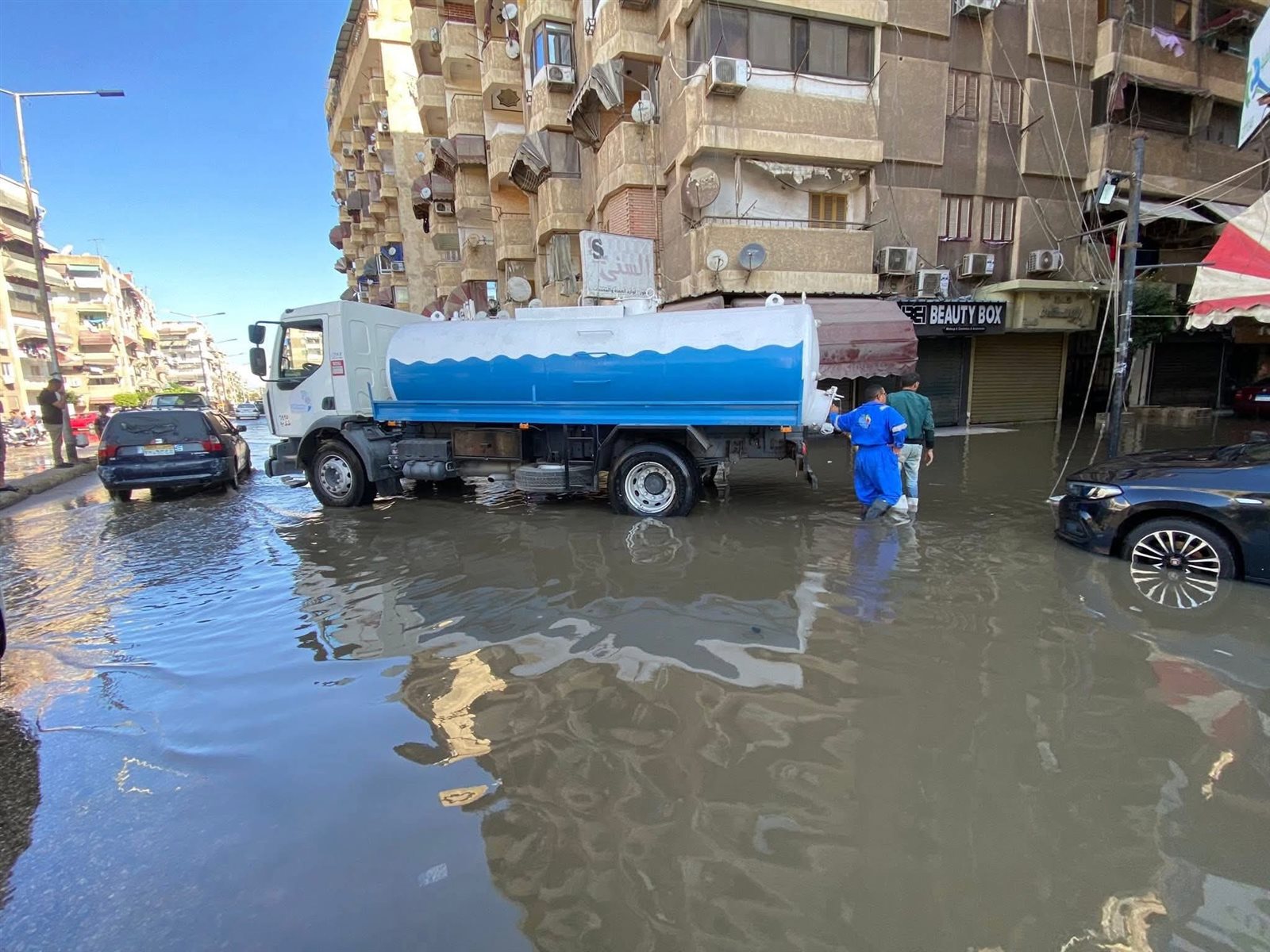 استمرار جهود رفع تجمعات مياه الأمطار في بورسعيد (صور)