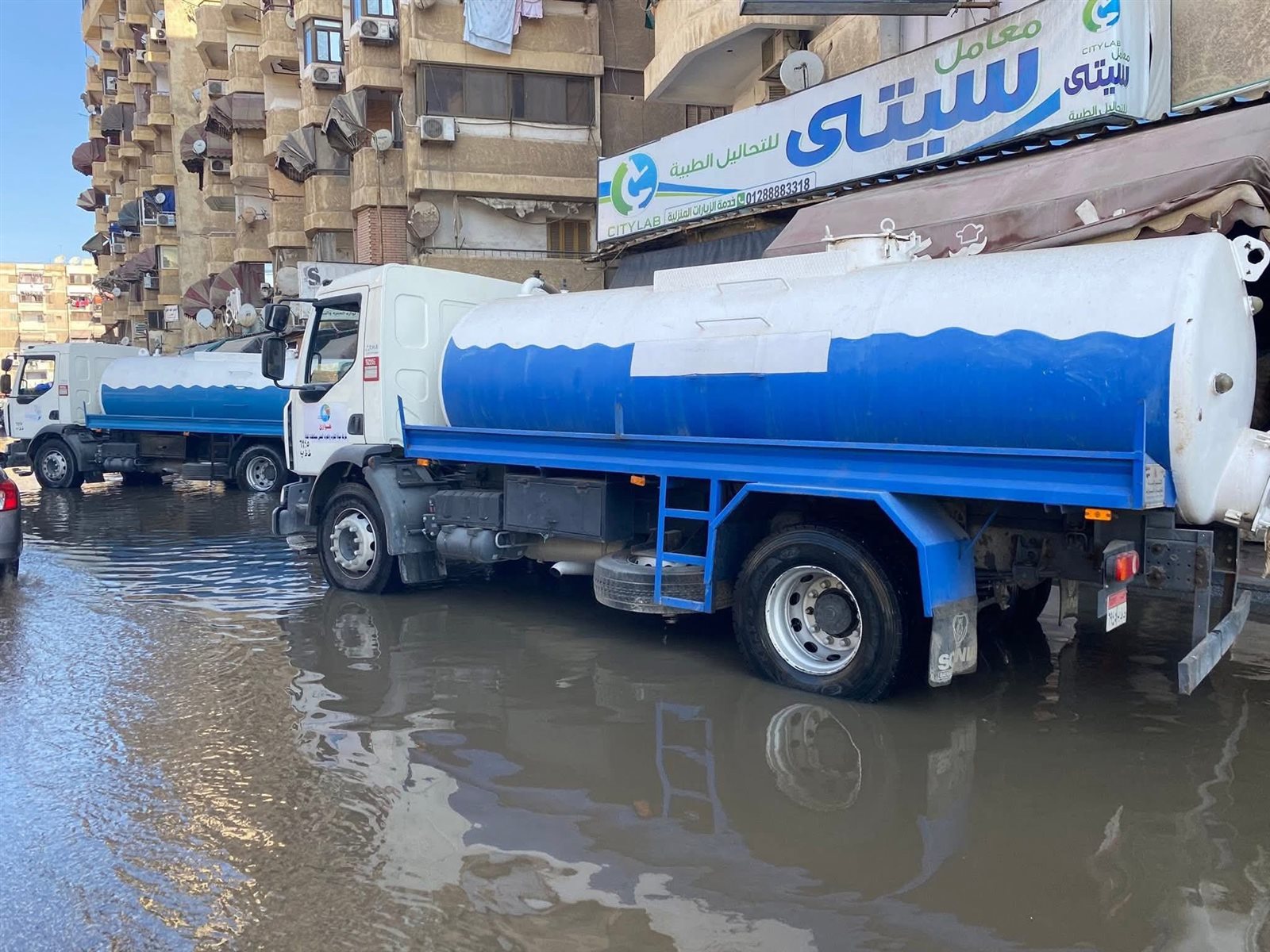 استمرار جهود رفع تجمعات مياه الأمطار في بورسعيد (صور)