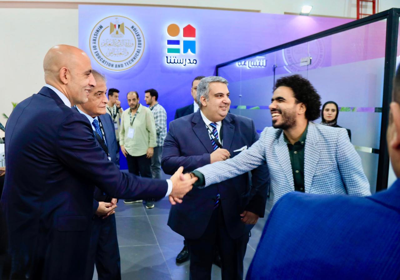 وزير التعليم يتفقد جناح مدرستنا في معرض Cairo ICT 