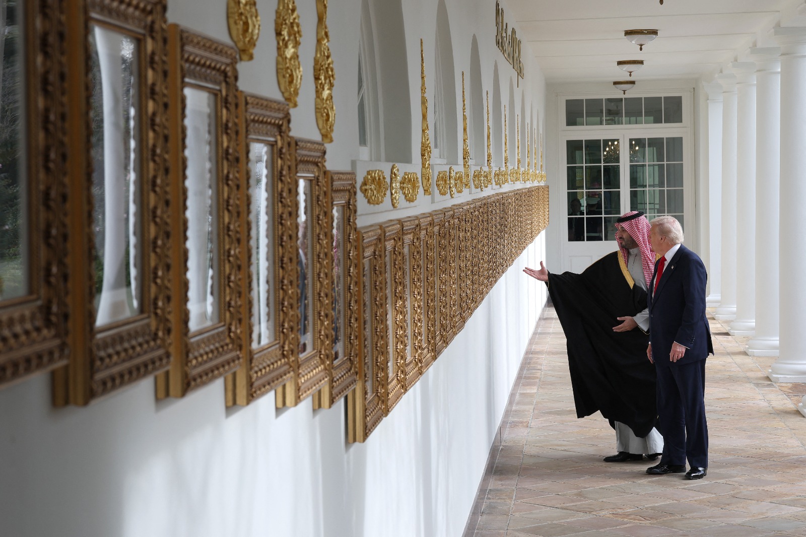 ترامب يصطحب ولي العهد السعودي في جولة داخل البيت الأبيض (صور)