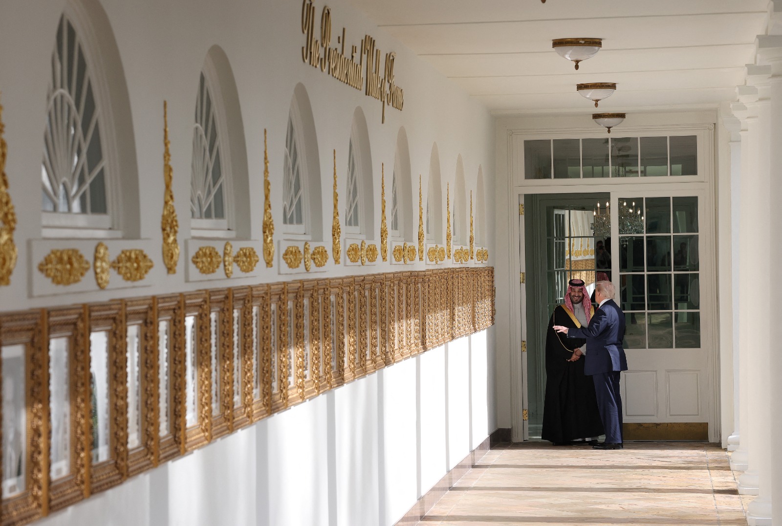 ترامب يصطحب ولي العهد السعودي في جولة داخل البيت الأبيض (صور)