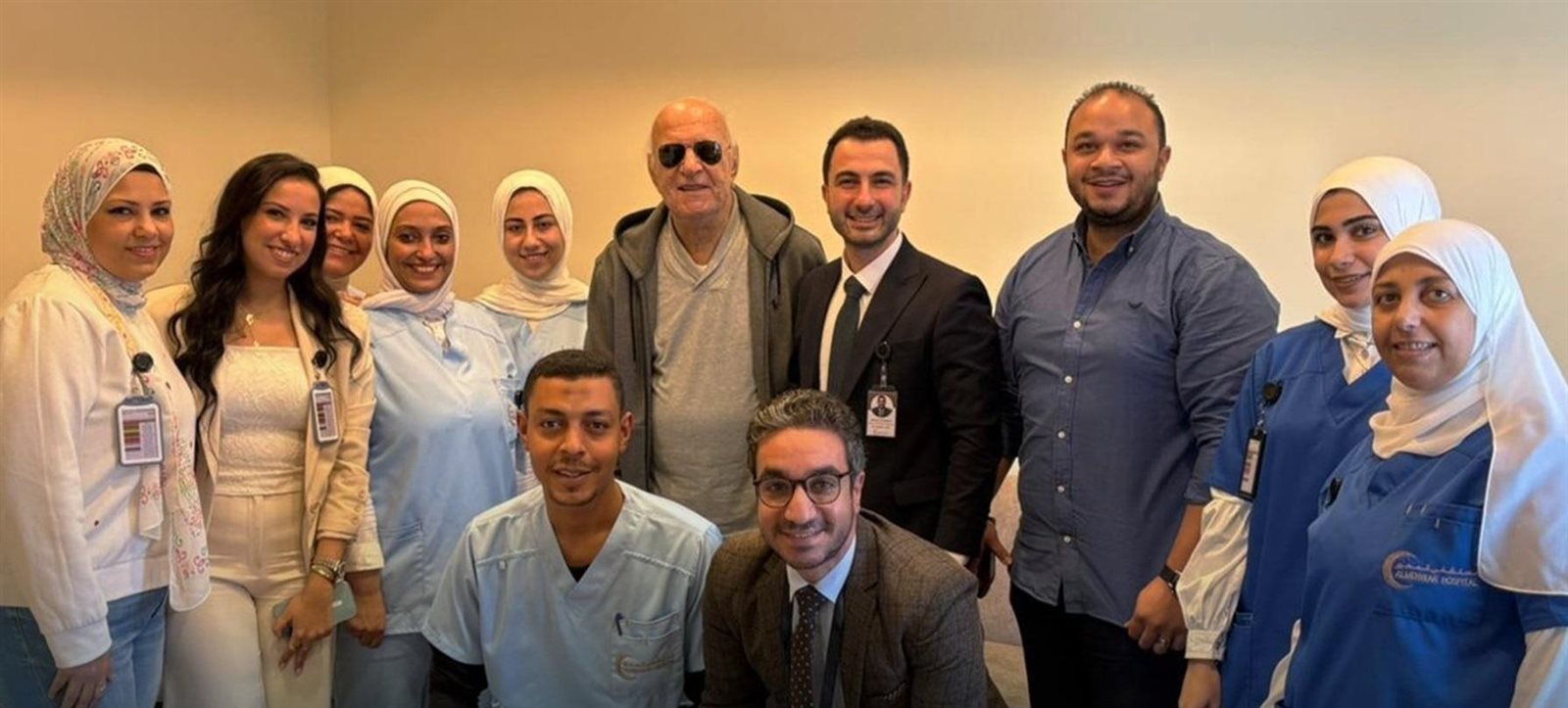 بعد تعافيه.. الظهور الأول للموسيقار عمر خيرت بالمستشفى رفقة الطاقم الطبي (صور)