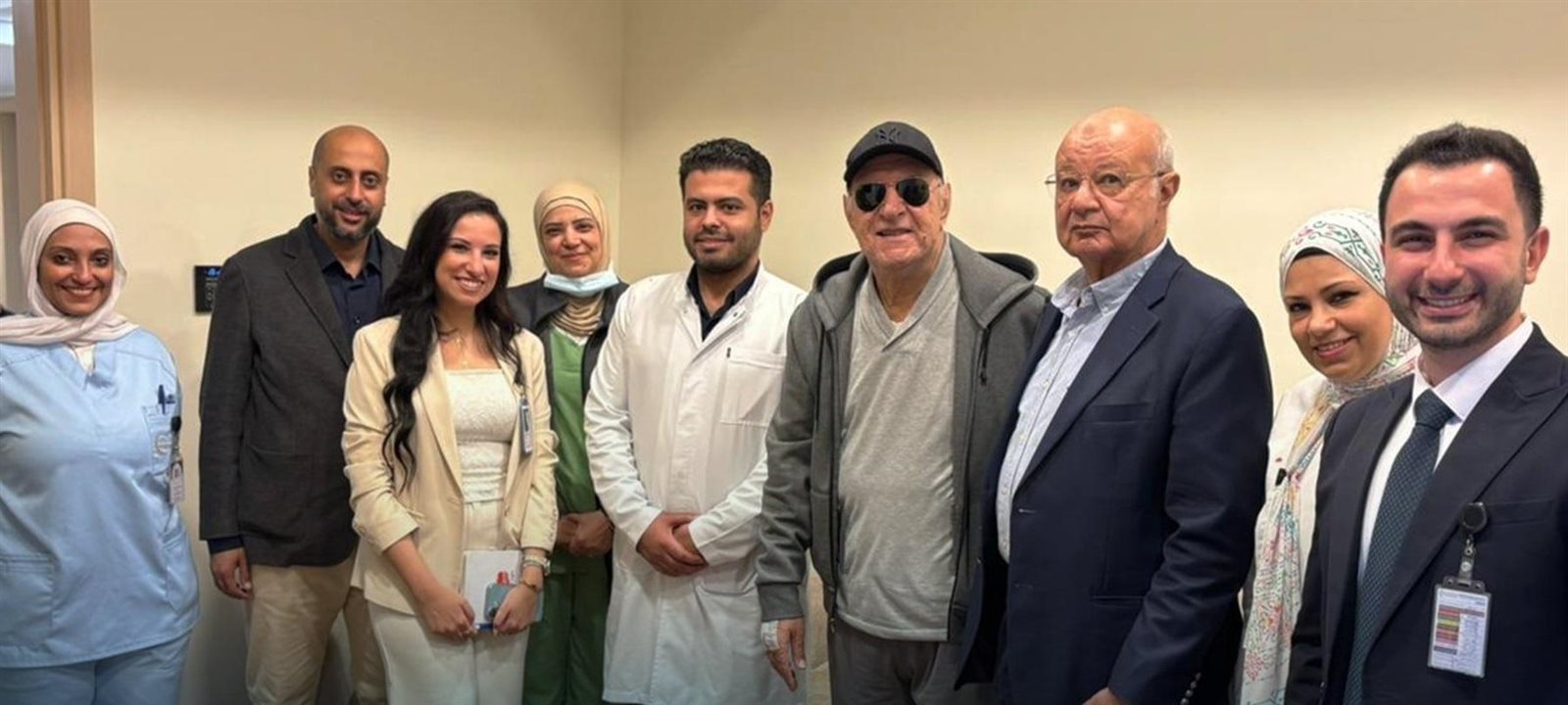 بعد تعافيه.. الظهور الأول للموسيقار عمر خيرت بالمستشفى رفقة الطاقم الطبي (صور)