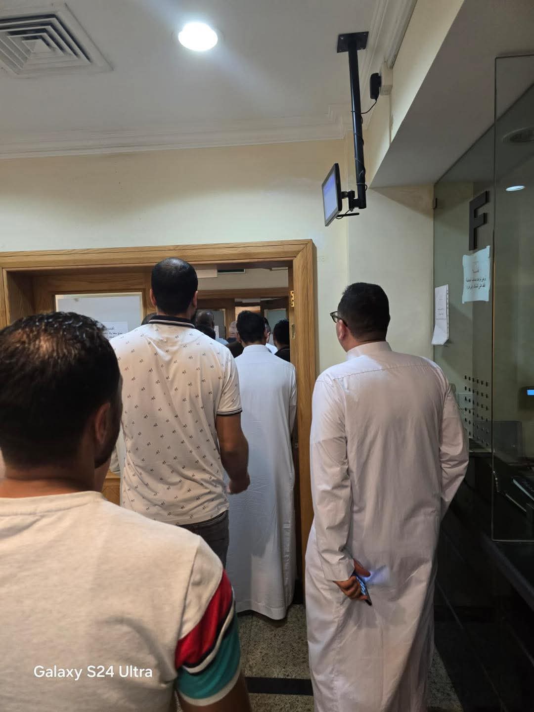 توافد الجالية المصرية في قطر للإدلاء بأصواتهم في انتخابات النواب