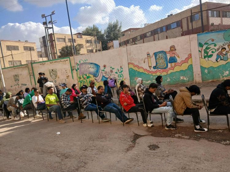 لجنة بالمعادي توفر مقاعد انتظار للناخبين في اليوم الثاني لانتخابات النواب 2025