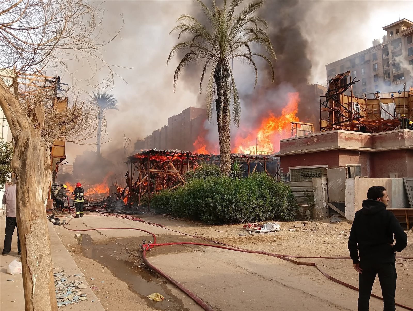 وزير الثقافة يؤكد السيطرة على حريق استوديو مصر صور