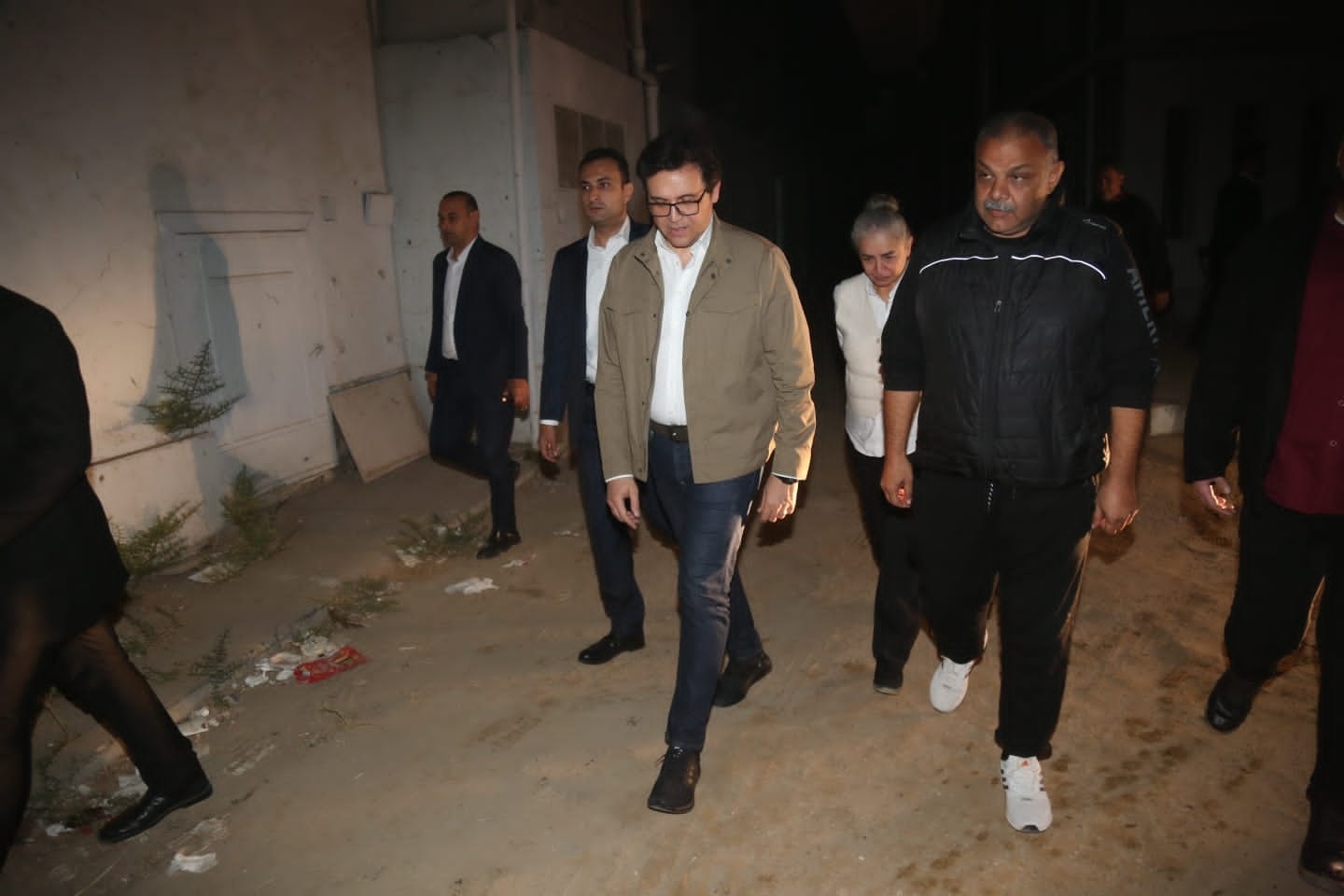 وزير الثقافة يتفقد موقع حريق ديكور الكينج.. ويوجه بمراجعة الشركات المنتجة (صور)