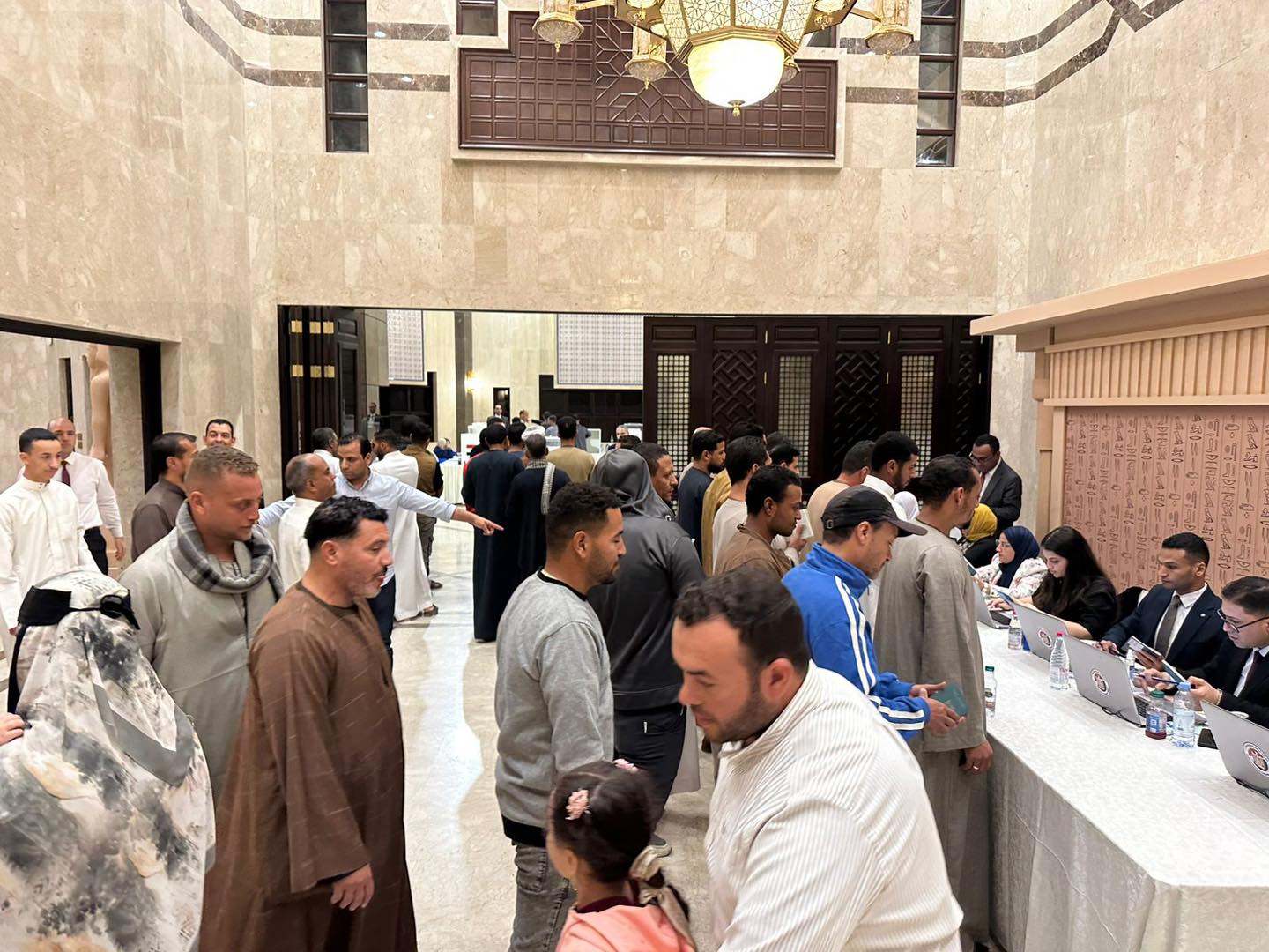 استمرار توافد المصريين بالسعودية للتصويت في انتخابات مجلس النواب بالدوائر الملغاة (صور)