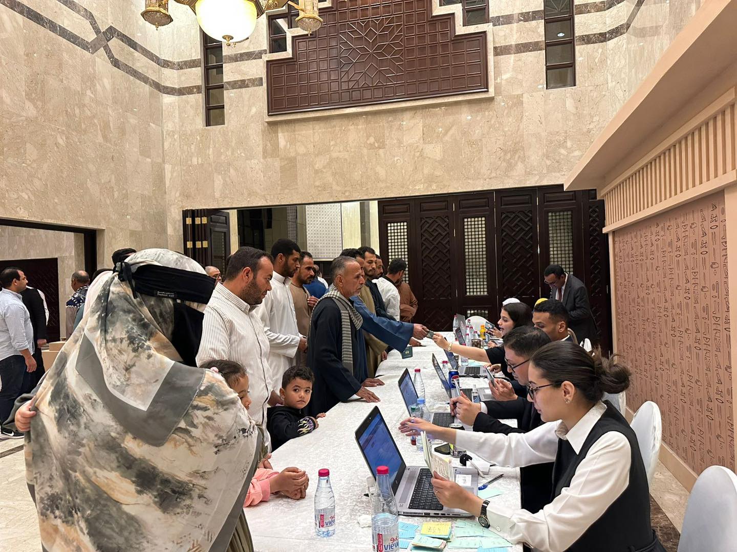 استمرار توافد المصريين بالسعودية للتصويت في انتخابات مجلس النواب بالدوائر الملغاة (صور)