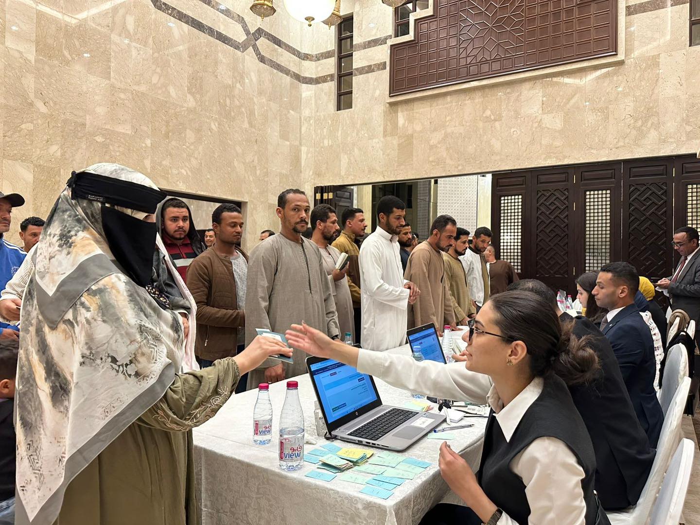 استمرار توافد المصريين بالسعودية للتصويت في انتخابات مجلس النواب بالدوائر الملغاة (صور)