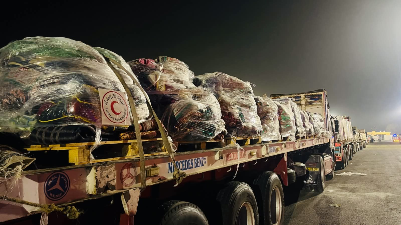 الهلال الأحمر يدفع بـ 260 ألف سلة غذائية و50 ألف بطانية إلى غزة (صور)