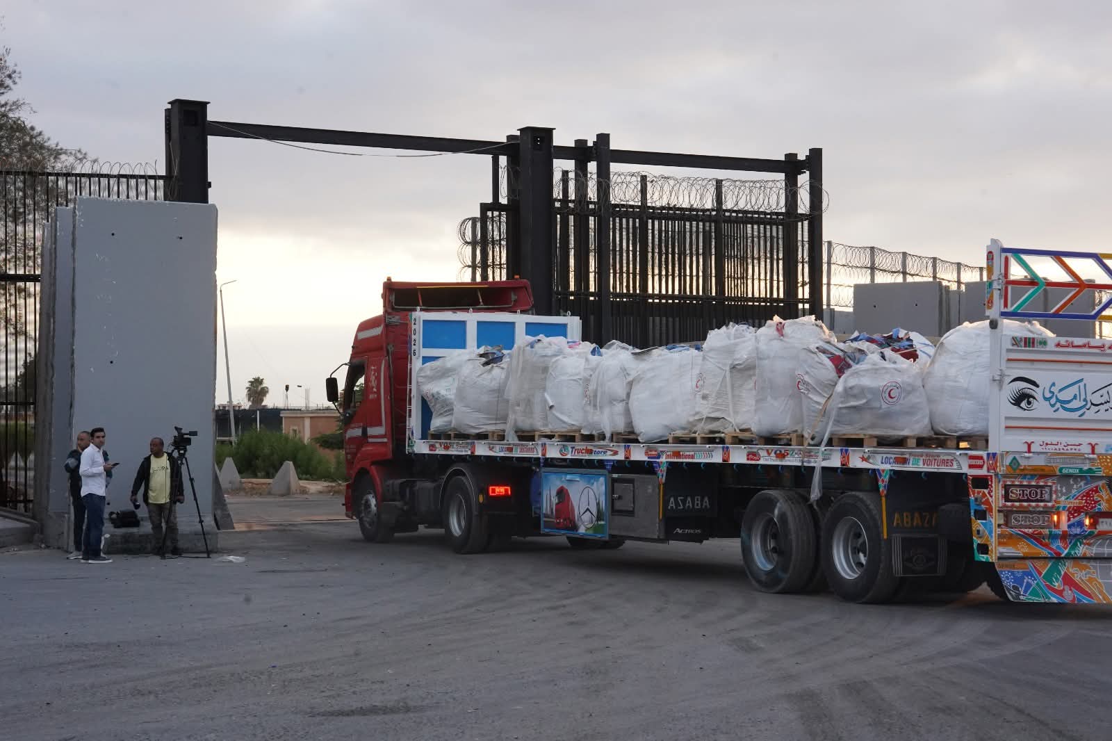 الهلال الأحمر يدفع بـ 260 ألف سلة غذائية و50 ألف بطانية إلى غزة (صور)