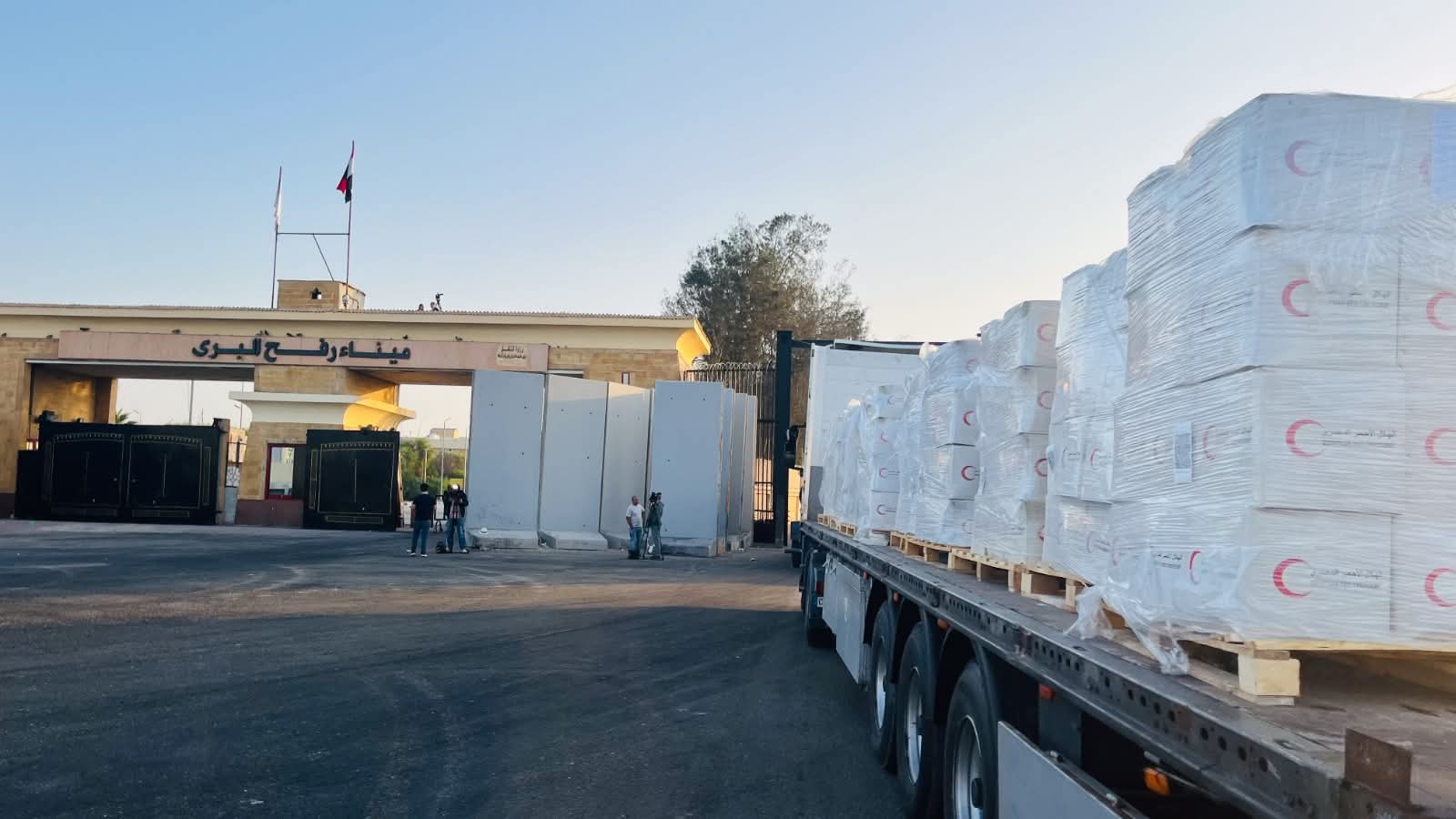 الهلال الأحمر يدفع بـ 260 ألف سلة غذائية و50 ألف بطانية إلى غزة (صور)