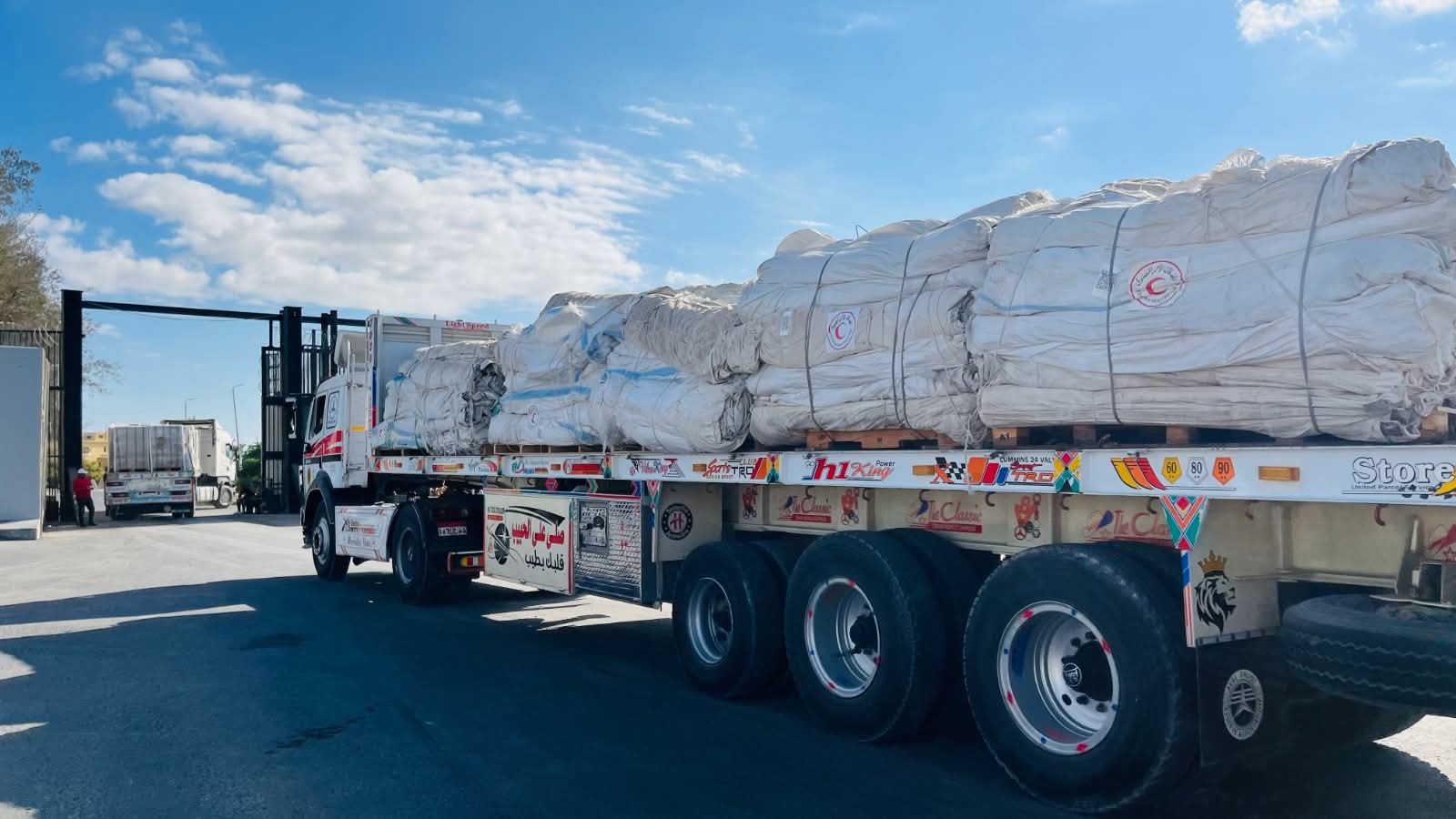 الهلال الأحمر يدفع بـ 260 ألف سلة غذائية و50 ألف بطانية إلى غزة (صور)