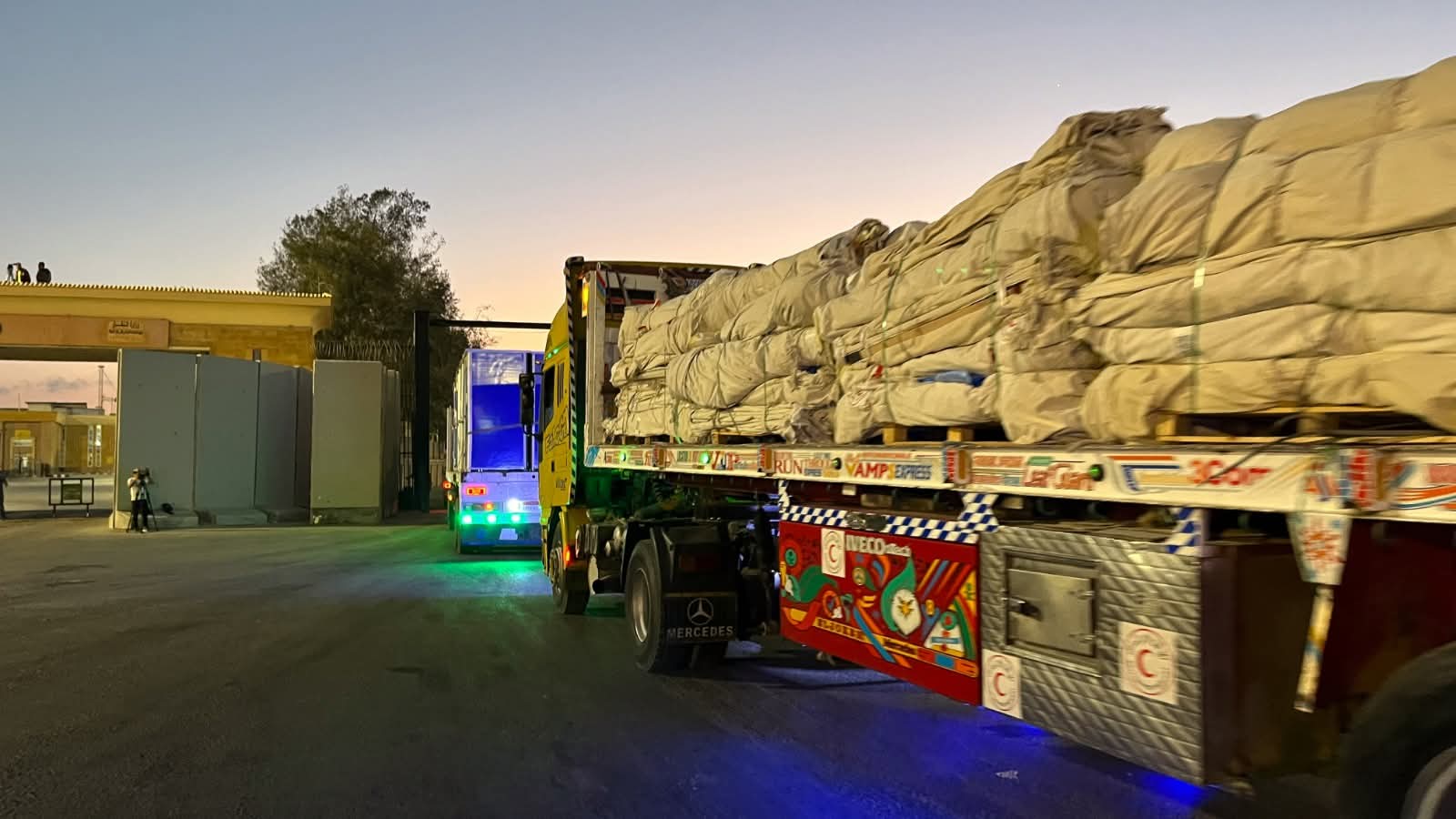 الهلال الأحمر يدفع بـ 260 ألف سلة غذائية و50 ألف بطانية إلى غزة (صور)