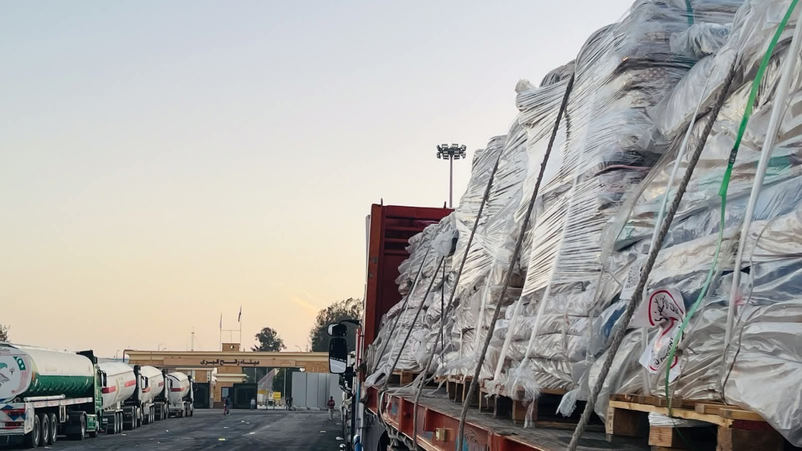 الهلال الأحمر يدفع بـ 260 ألف سلة غذائية و50 ألف بطانية إلى غزة (صور)