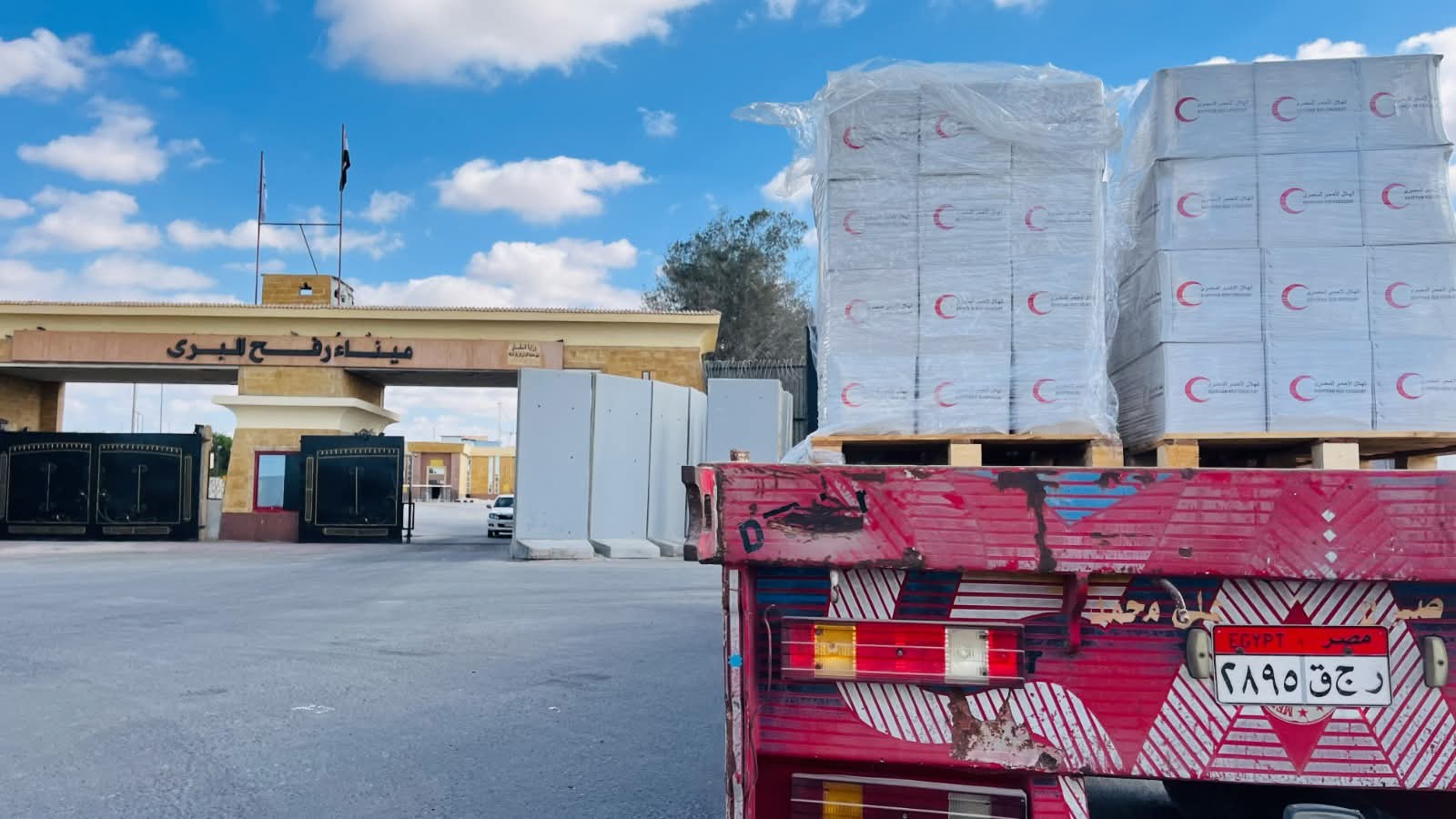 الهلال الأحمر يدفع بـ 260 ألف سلة غذائية و50 ألف بطانية إلى غزة (صور)