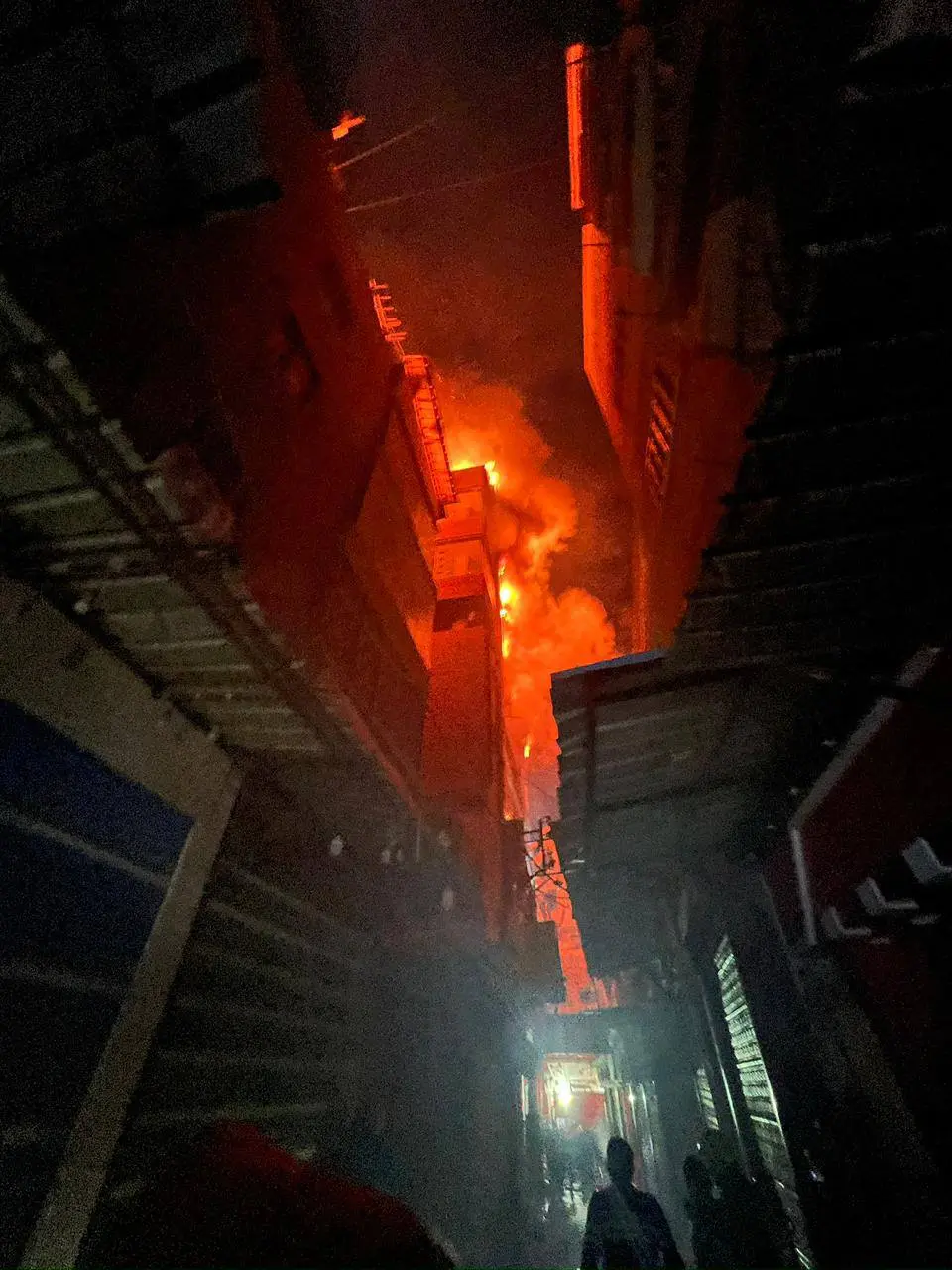 وفاةأب وابنه.. كواليس حريق سوق الخواجات في المنصورة آخر التطورات