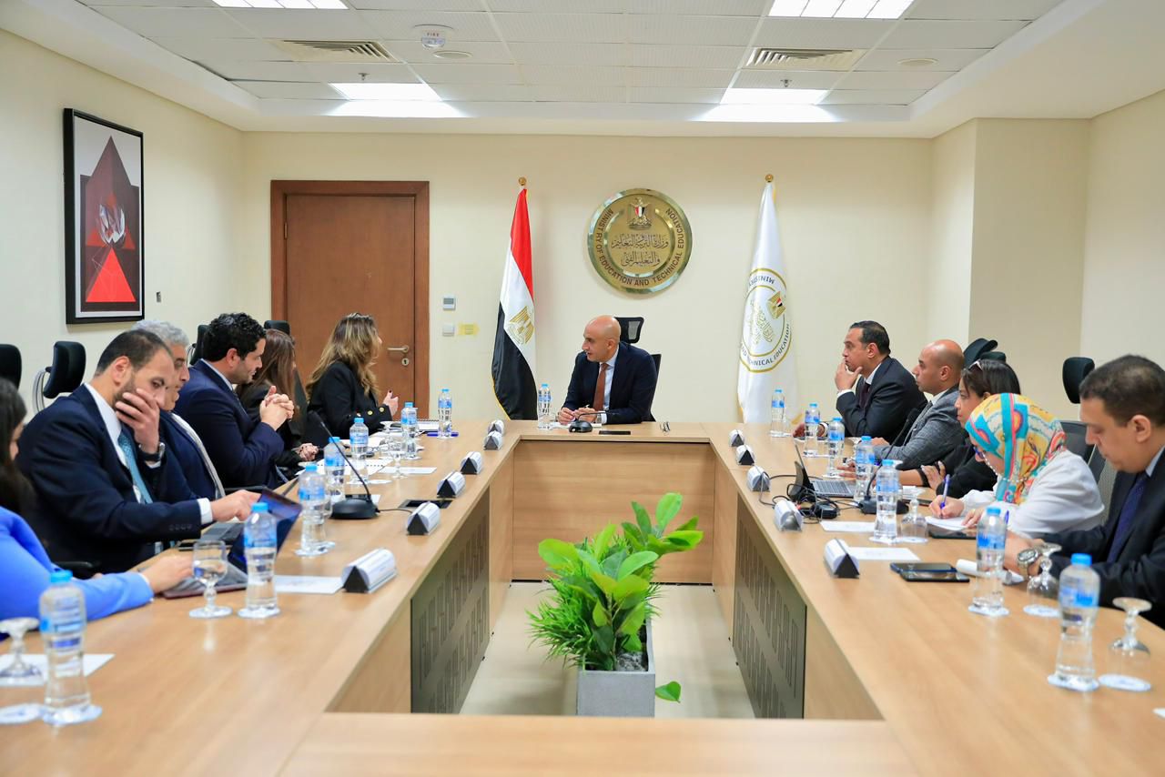  عبداللطيف يبحث مع وفد التجارة الأمريكية جذب الاستثمارات بالتعليم الفني