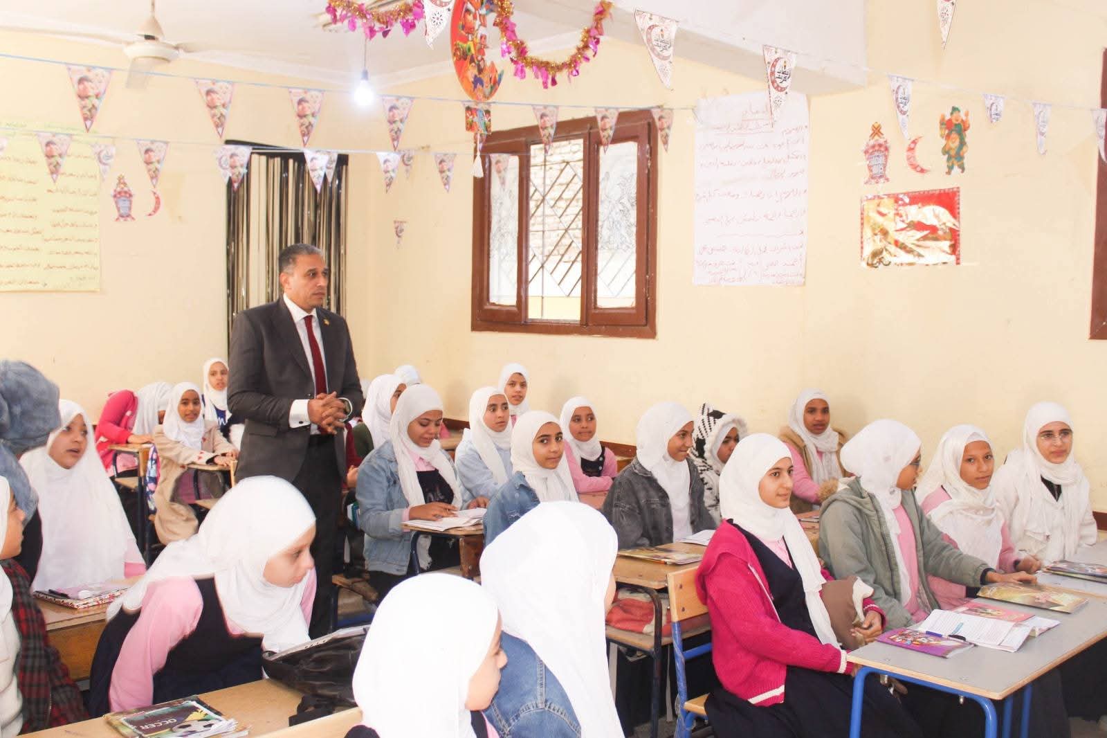 وكيل التعليم بالجيزة يتابع تنفيذ برامج علاج ضعف القراءة والكتابة