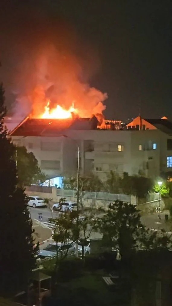 اندلاع الحريق بسبب سقوط صاروخ