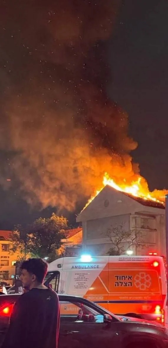 اندلاع الحريق بسبب سقوط صاروخ