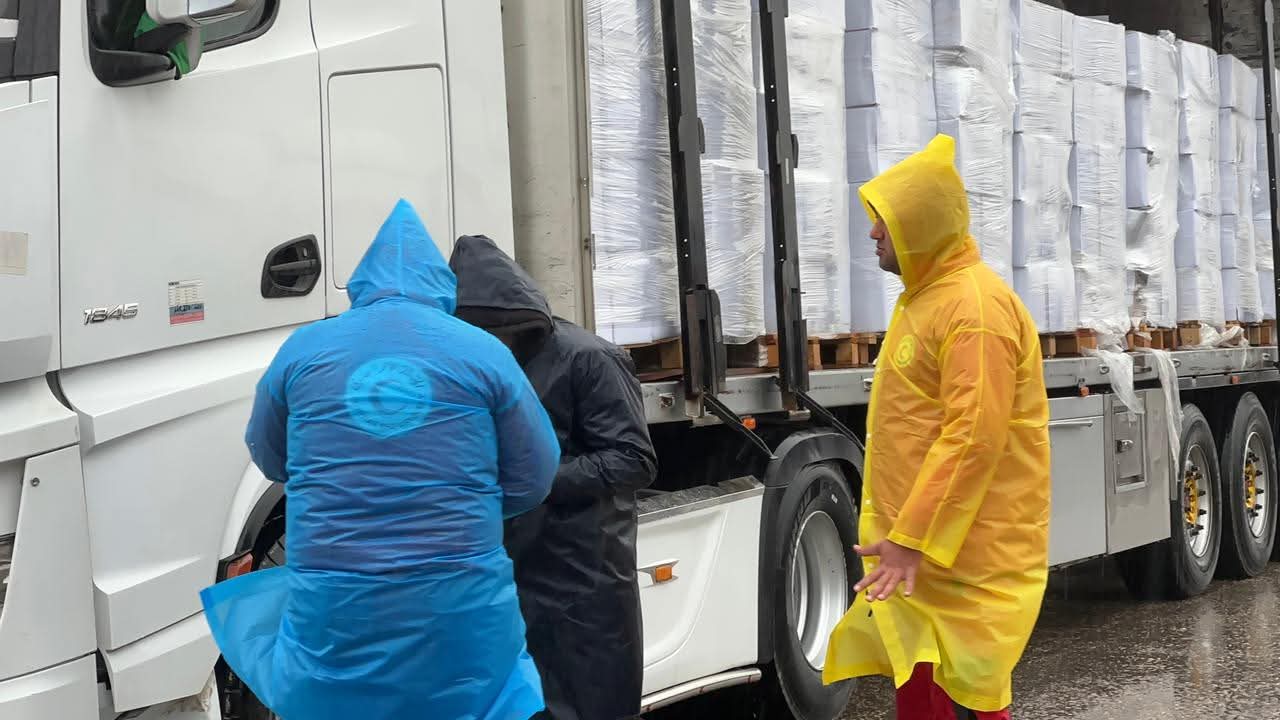 الهلال الأحمر يدفع بـ 60 ألف سلة غذائية وخيام عبر قافلة زاد العزة الـ 165