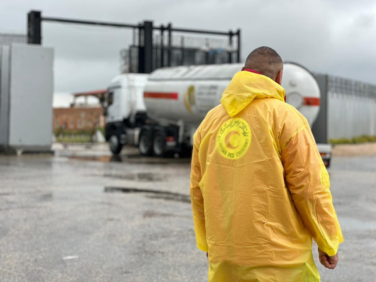 الهلال الأحمر يدفع بـ 60 ألف سلة غذائية وخيام عبر قافلة زاد العزة الـ 165