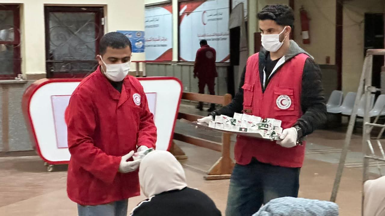 الهلال الأحمر يدفع بـ 60 ألف سلة غذائية وخيام عبر قافلة زاد العزة الـ 165