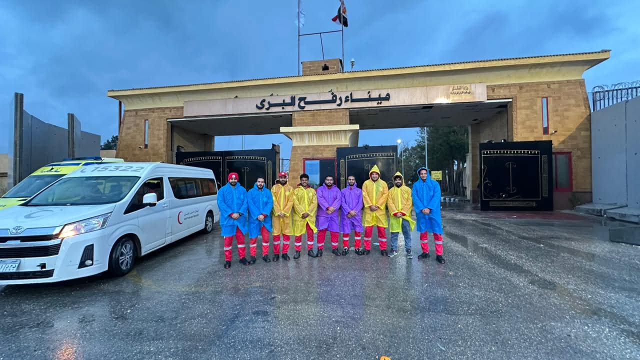 الهلال الأحمر يدفع بـ 60 ألف سلة غذائية وخيام عبر قافلة زاد العزة الـ 165