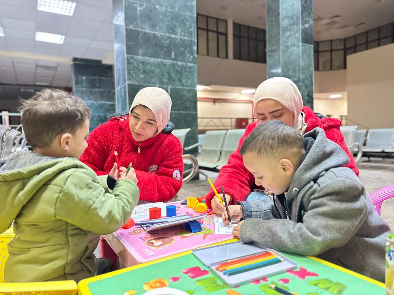 الهلال الأحمر يدفع بـ 60 ألف سلة غذائية وخيام عبر قافلة زاد العزة الـ 165