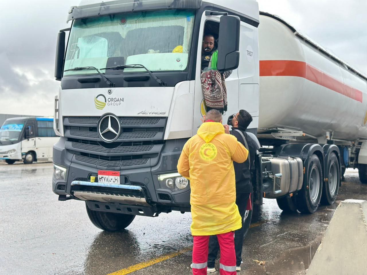 الهلال الأحمر يدفع بـ 60 ألف سلة غذائية وخيام عبر قافلة زاد العزة الـ 165