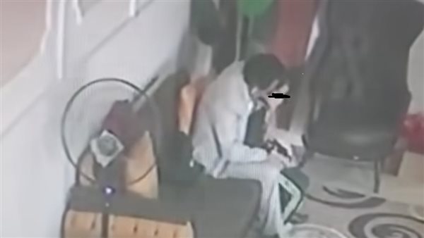 فيديو تحرش مدير مدرسة هابي لاند للغات بطالبة في مكتبه