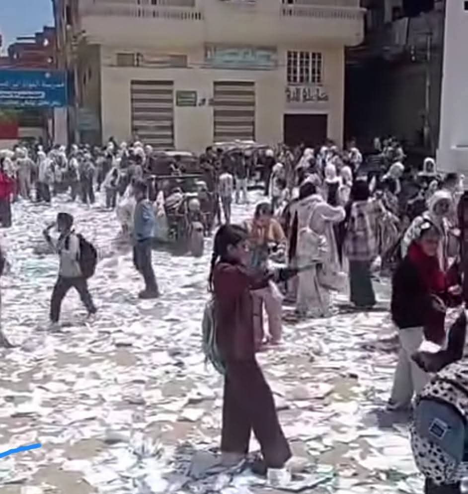 فيديو تمزيق الكتب في محافظة الدقهلية أمام المدرسة