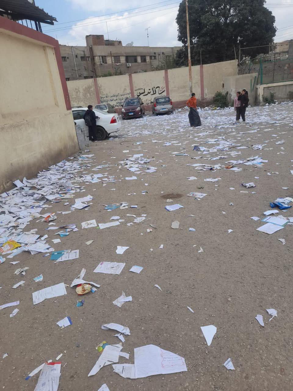 فيديو تمزيق الكتب في محافظة الدقهلية أمام المدرسة