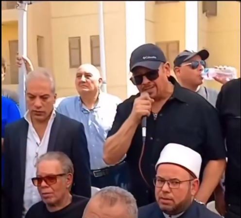تلاوة الفنان هشام عباس لأسماء الله الحسنى في جنازة هاني شاكر
