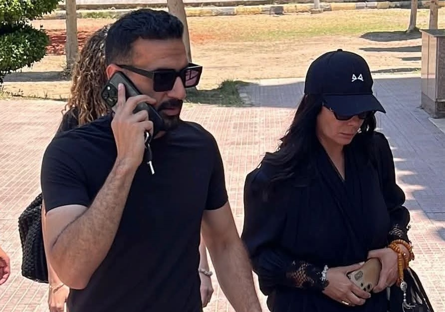 مشاهد أثناء تشييع جنازة والدة أحمد حلمي