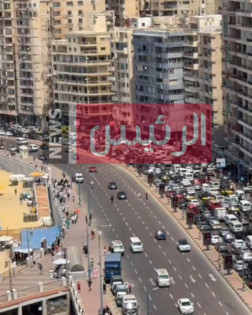 الشاب أثناء محاولته الانتحار من أعلى العمارة
