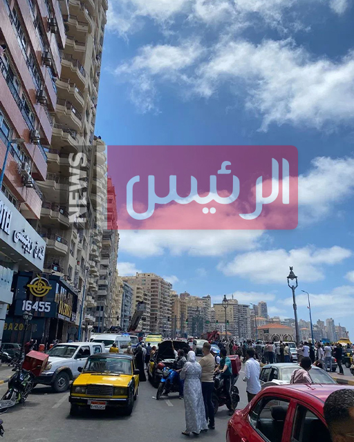 الشاب أثناء محاولته الانتحار من أعلى العمارة