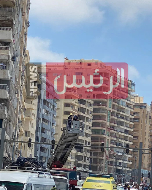 الشاب أثناء محاولته الانتحار من أعلى العمارة