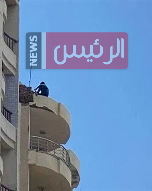 الشاب أثناء محاولته الانتحار من أعلى العمارة