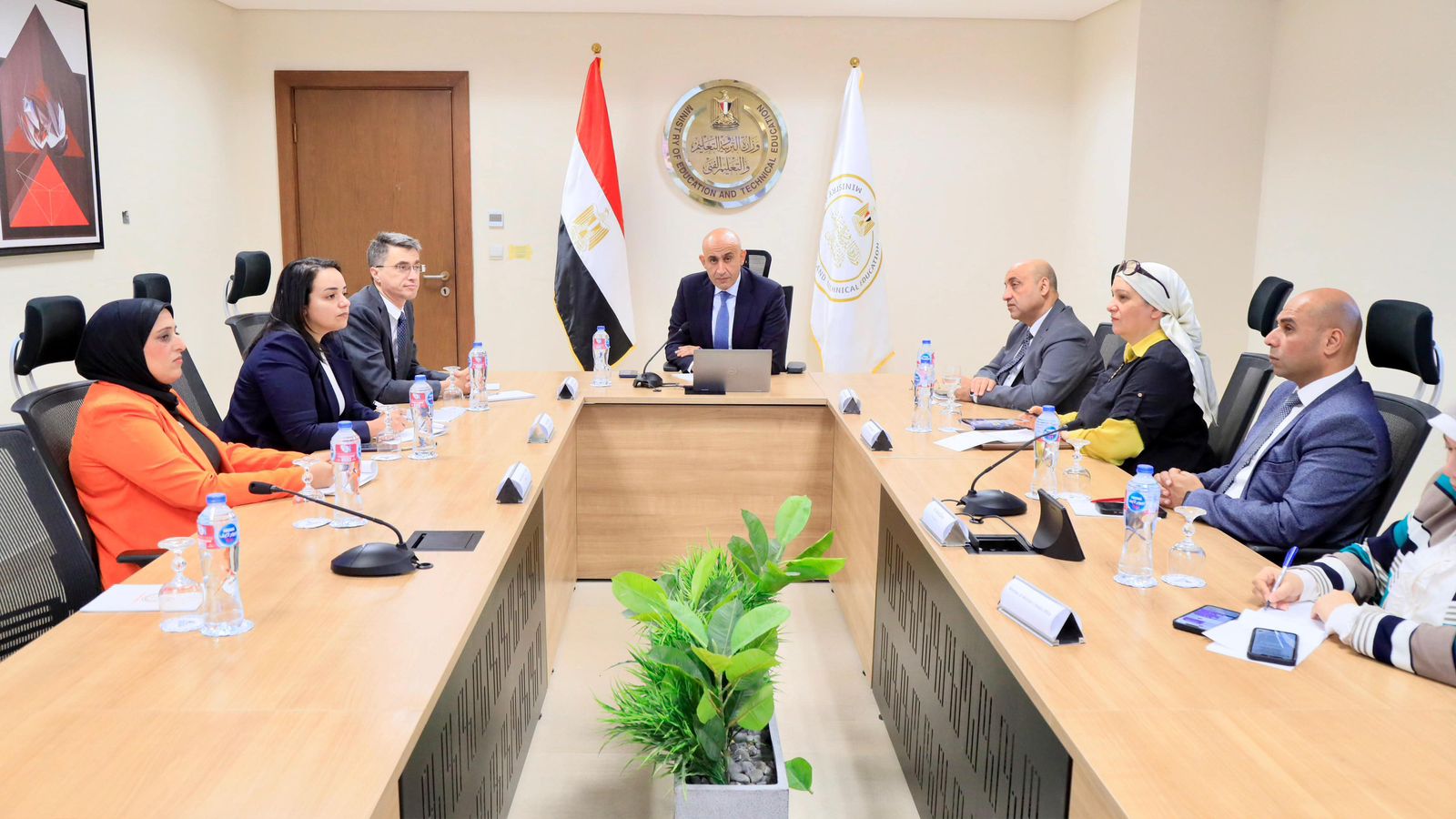 «عبداللطيف» يبحث مع وفد البنك الدولي سبل دعم جهود تطوير المنظومة التعليمية