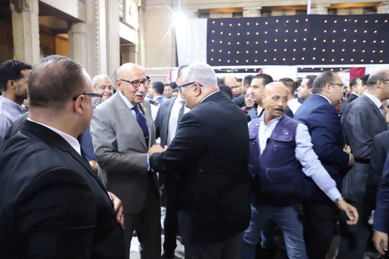 رئيس مجلس القضاء الأعلى يدلي بصوته في الانتخابات 