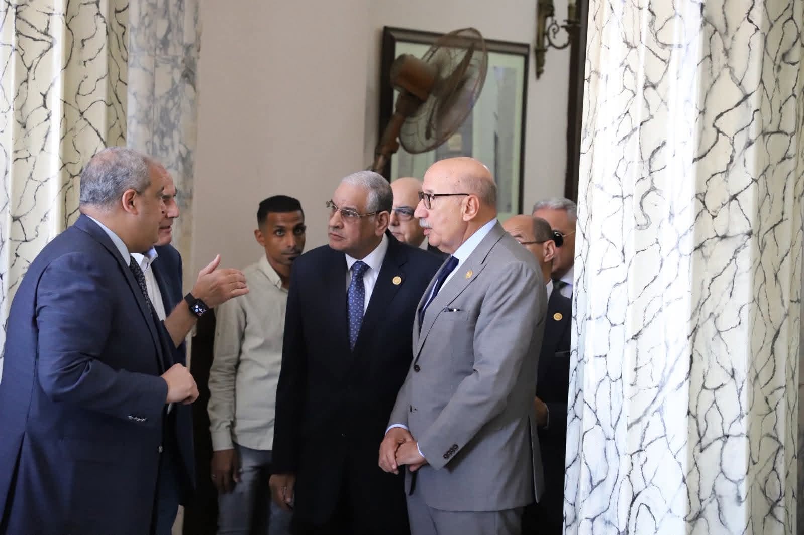 رئيس مجلس القضاء الأعلى يدلي بصوته في الانتخابات 